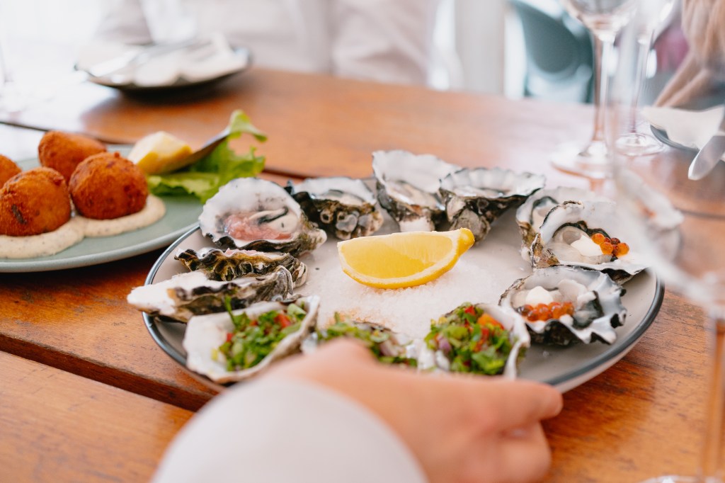 Tray of oysters on ice.